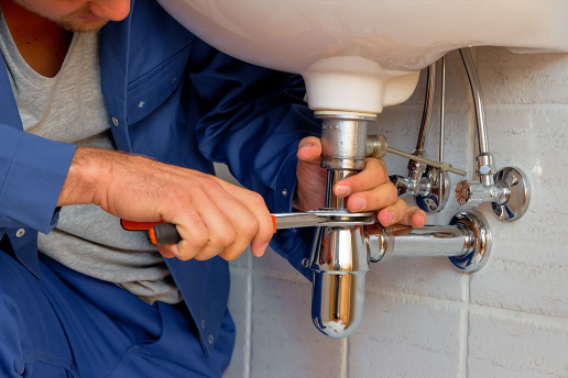 Reliable emergency plumber in London Emergency plumber in London while working