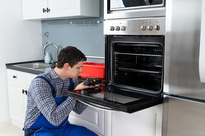 Get reliable gas cooker repair in London gas cooker repair technician working in a London property